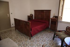 1 dormitorio con 1 cama con colcha roja en SAN FRANCESCO 67 - Erice Vetta, en Erice