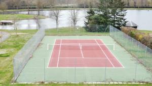 una vista aérea de una pista de tenis en Chez Nicolas, 