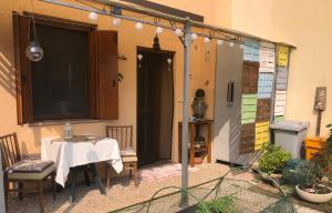 un patio con tavolo e grande schermo di Sensory Garden a San Daniele del Friuli