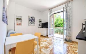 cocina y sala de estar con mesa y sillas en Lovely Apartment In Genova With Wifi en Génova