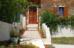 uma porta para uma casa com flores na frente dela em Il Rifugio del vecchio Bandito em Iglesias