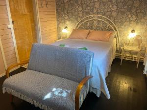 sypialnia z łóżkiem, krzesłem i krzesłem w obiekcie Koulumäki w mieście Kärkölä