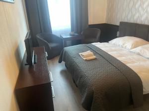 een hotelkamer met een bed en een dienblad bij Maroon pension in Piešťany