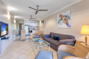 TV a/nebo společenská místnost v ubytování Magnificent 2 bed unit in heart of Port Douglas + 20 fotografií