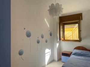 - une chambre dotée d'un mur avec des billes sur le mur dans l'établissement Appartamento-Casalvelino, à Omignano
