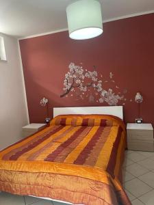 - une chambre avec un lit orné d'une peinture murale dans l'établissement Appartamento-Casalvelino, à Omignano