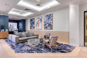 A seating area at Magnificent 2 bed unit in heart of Port Douglas