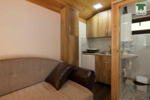 un salon avec un canapé dans une cuisine dans l'établissement Air Zaovine, à Bajina Bašta
