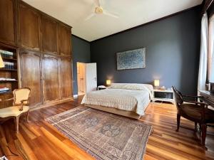 um quarto com uma cama, uma mesa e cadeiras em Villa Domenica Relais em Lancenigo