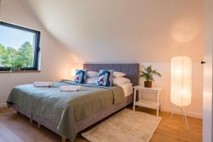 Ένα ή περισσότερα κρεβάτια σε δωμάτιο στο Ostoja Lubiatowo