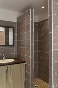La salle de bains est pourvue d'un lavabo et d'un miroir. dans l'établissement Le Thyreneen, à Sari-Solenzara