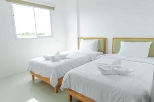 um quarto com duas camas com tigelas em S1 Trang Hotel em Trang