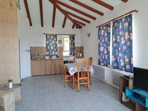 a kitchen and dining room with a table and chairs at Villa Veneta in Sinemorets