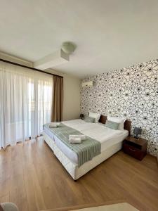 1 dormitorio con cama grande y ventana grande en Sea View en Primorsko
