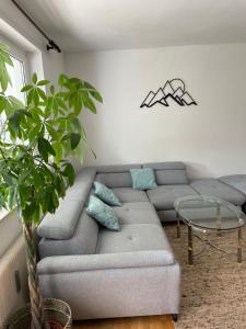 Ein Sitzbereich in der Unterkunft Spacious 3bd top floor flat close to lake (103m²)