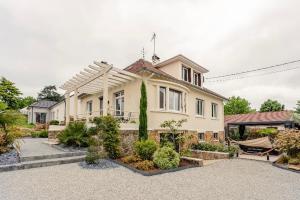 ラ・フェルテ・スー・ジュアールにあるChambre a la Ferteの目の前に植物がたくさんある家