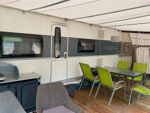 TV a/nebo společenská místnost v ubytování Przyczepy VIP - Ośrodek na Klifie Village - Hel Helska 11