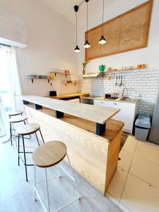 una cocina con encimera y taburetes. en COAST - Utopy Hostel, en Biarritz