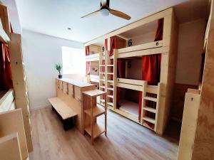 um dormitório com beliches e uma secretária em COAST - Utopy Hostel em Biarritz