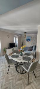 - un salon avec une table, des chaises et un canapé dans l'établissement Apartments Jelena, à Kotor