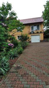podjazd z cegły przed domem w obiekcie Apartament w domu na wsi w mieście Tomaszów Lubelski