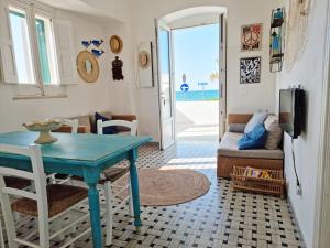 ein Wohnzimmer mit einem blauen Tisch und einem Sofa in der Unterkunft Casa Cristina in Torre Canne