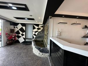 a bathroom with a fish tank on the wall at Kuu Inn Motel in Arau