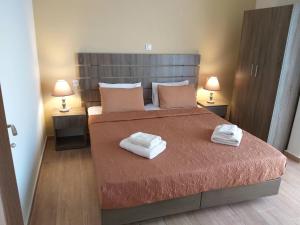 Ein Bett oder Betten in einem Zimmer der Unterkunft Nostos Apartments