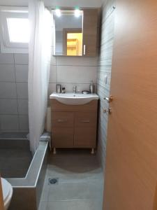 Ein Badezimmer in der Unterkunft Nostos Apartments