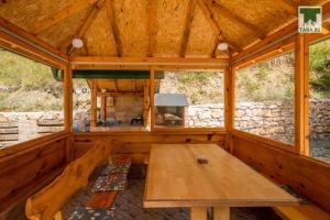 バイナ・バシュタにあるAir Zaovineの広い木造の客室で、キャビン内にテーブルがあります。