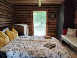 1 dormitorio con 1 cama en una cabaña de madera en Supa talu kodumajutus 100 a vanuses aidas - avatud suvehooajal - open in summer 