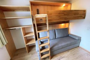 Łóżko lub łóżka piętrowe w pokoju w obiekcie B&B Landhaus Vierthaler