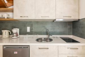 cocina con fregadero y encimera en Joanna Apartments, en Agia Pelagia
