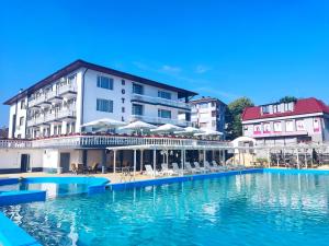 基爾科沃的住宿－埃立特酒店，酒店前方的大型游泳池