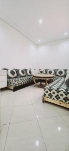 een kamer met banken en tafels in een kamer bij Agadir chez Omar in Agadir