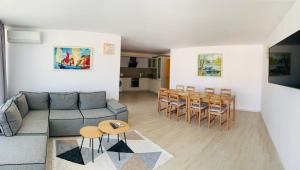 Apolonia Apartments في سوزوبول: غرفة معيشة مع أريكة وطاولة وكراسي