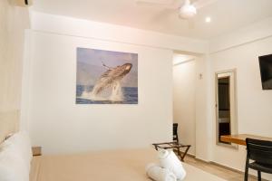 una sala de estar con una pintura de una foca en la pared en Hotel Pelecanus Suites Holbox, en Isla Holbox