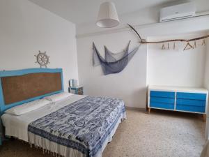 ein Schlafzimmer mit einem Bett und einer Uhr an der Wand in der Unterkunft Casa Cristina in Torre Canne