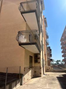 un balcone sul lato di un edificio di beach house a Chioggia