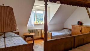 een slaapkamer met 2 bedden op een zolder bij Klostereck (Villa C. Haas) in Sankt Georgen im Schwarzwald