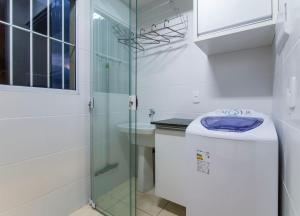 a bathroom with a glass shower and a toilet at Nosso apto em Pinhal in Espirito Santo Do Pinhal
