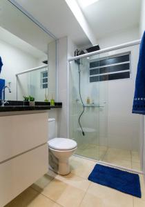 a bathroom with a glass shower and a toilet at Nosso apto em Pinhal in Espirito Santo Do Pinhal