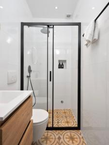 La salle de bains est pourvue d'une douche et de toilettes. dans l'établissement Hanna Cozy Old Stone House, à Murter