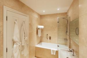 bagno con vasca, doccia e lavandino di 27 The Terrace a St Ives