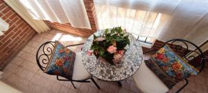 a table with a plant on it with two chairs at A casa di Ilde in Silvi Marina