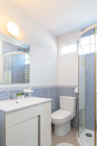 een badkamer met een toilet, een wastafel en een douche bij Adosado Bellavista B By homevillas360 in Alcanada