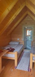 Rúm í herbergi á Konaci Očeva Zemlja Vikendica i Bungalovi