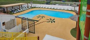 une image d'une piscine dans un complexe dans l'établissement Mobil Home neuf Hyères, à Hyères