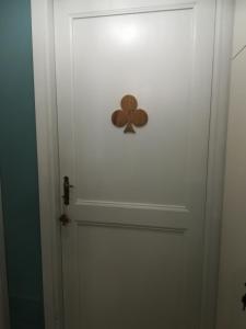 una porta bianca con una maniglia marrone di Cà Nostra B&B Home Restaurant a Portacomaro
