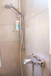 a shower with a shower head in a bathroom at Bischofswerda Ferienwohnung Familienfreundlich Seniorengerecht in Bischofswerda